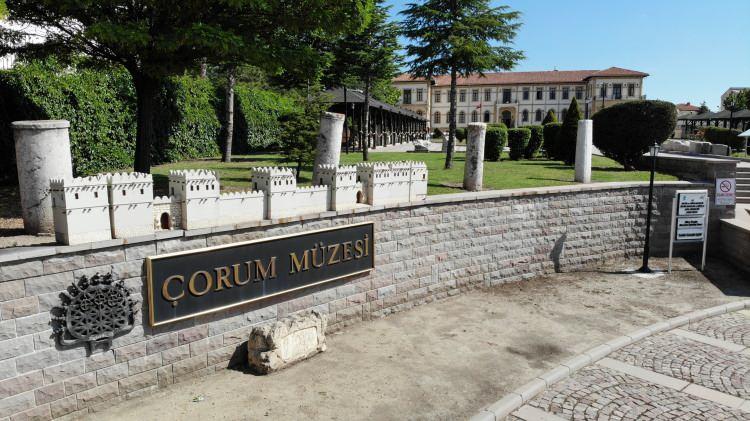 <p><em><strong>Hurrice ismi “gur-sip-pi”, Hititçe ismi “hupruşhi” olan eserin savaşı da temsil eden 'Fırtına tanrısı’na adanmış bir mabette ona sunulan hediyelerden biri olduğunu anlatan Eren, şunları kaydetti:</strong></em><br />
<br />
“Bronz miğferler o dönemde diğer bir süper güç olan Antik Mısır’da firavuna gönderilen kıymetli hediyeler arasında yer almaktadır. </p>
