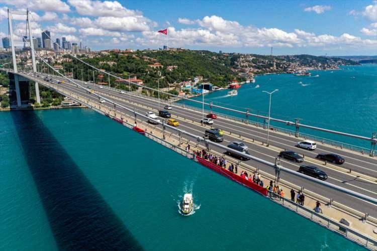 <p>Konuşmaların ardından İstanbul Vali Yardımcısı Özlem Bozkurt Gevrek, 15 Temmuz Derneği Başkanı İsmail Hakkı Turunç ile bazı şehit yakınları ve gazilerin de aralarında bulunduğu grup, 15 Temmuz Şehitler Köprüsü'nde dev Türk bayrağı ve afişleri astı.</p>
