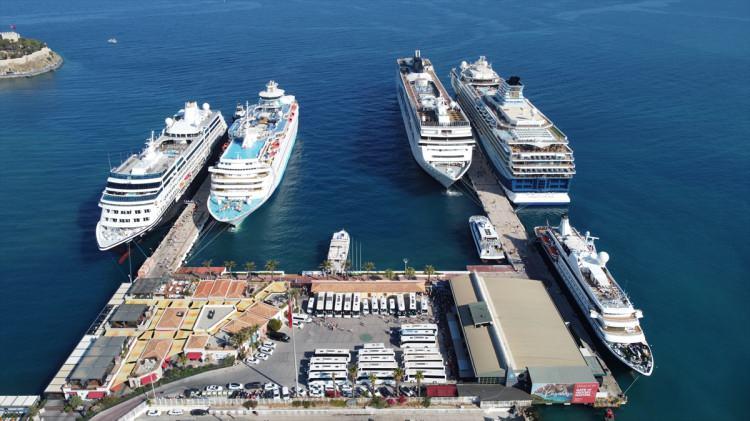 <p>Ege Port Kuşadası Genel Müdürü Aziz Güngör, gelen yabancı turistlerle esnafın adeta çifte bayram yaşadığını kaydetti.</p>