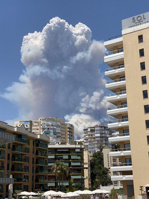 <p>Bölgede alevlerin arasında kalarak trafiğe kapandığı bildirilen A-404 karayolu ise henüz ulaşıma açılmadı.</p>
