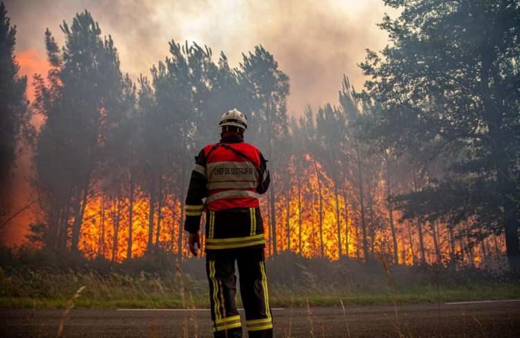 <p>Fransa’nın güneybatısındaki Gironde bölgesinde devam eden orman yangınlarının 10 bin hektarlık bir alana yayıldığı açıklandı.</p>
