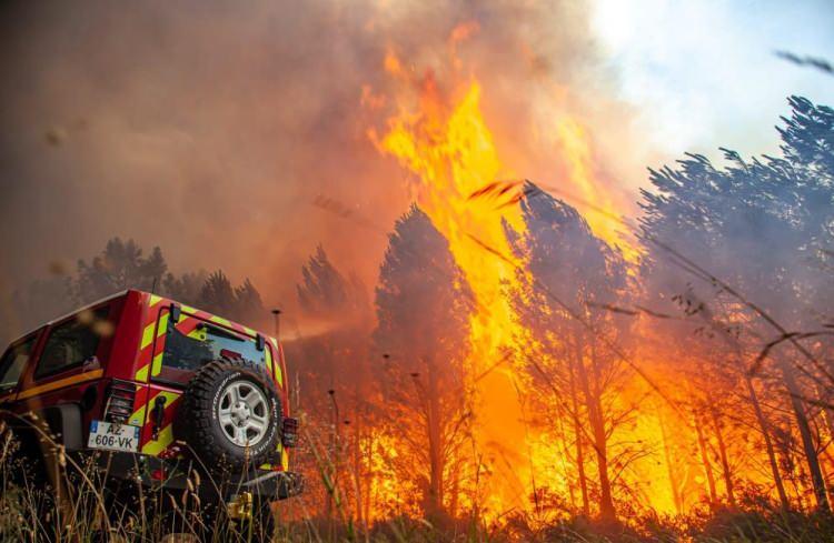 <p>Fransa’nın Gironde bölgesinde sıcak hava dalgasının yol açtığı orman yangınları geçtiğimiz çarşamba gününden bugüne devam ediyor.</p>
