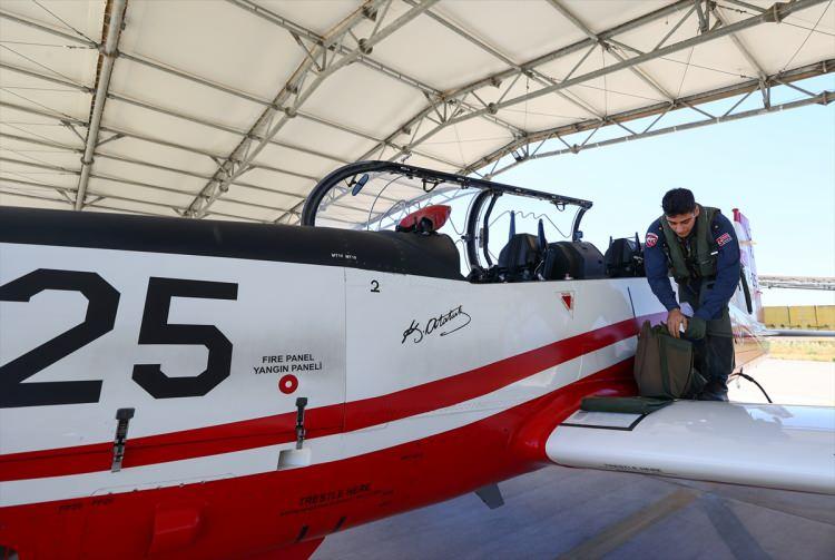 <p><strong>Zorlu uçuş koşullarına simülatör uçaklarla hazırlanıyor</strong></p>

<p>2. Ana Jet Üs Komutanlığı Simülatör Filo Komutanlığında HAVELSAN tarafından geliştirilen tamamı yerli 6 adet KT-1T, 4 adet T38-M olmak üzere 10 simülatör bulunuyor.</p>
