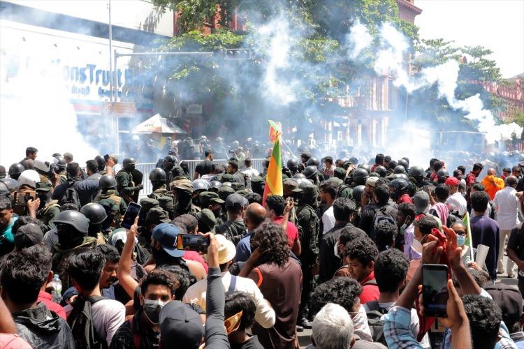 <p>Tarihinin en ağır ekonomik krizinin yaşandığı Sri Lanka'da, göstericiler dün Başbakanlık konutuna girip binayı ateşe vermişti.</p>
