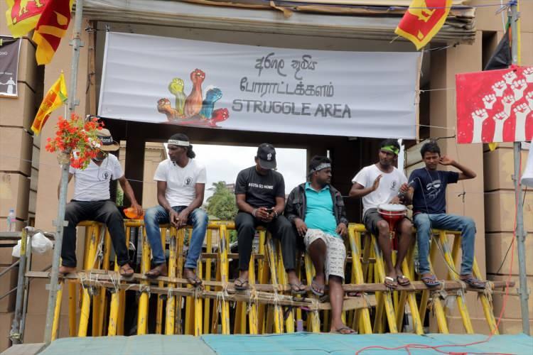 <p>Protestocular, Devlet Başkanı Gotabaya Rajapaksa'nın resmi konutu ve ofisinin bulunduğu yerleşke çevresindeki barikatları aşarak konut ve ofise girmişti.</p>
<p>Yerleşkeye girilmesinin ardından Rajapaksa'nın yerleşkeden ayrıldığı ve güvenli bir yere götürüldüğü ileri sürülmüştü.</p>