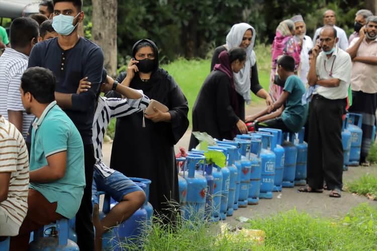 <p><strong>Sri Lanka'daki durum</strong></p>
<p>Sri Lanka'da halk, elektrik kesintilerinin günde 13 saati bulmasının ardından mart sonunda protestolarını yoğunlaştırmıştı.</p>
<p>Sri Lanka Başbakanlık Ofisi'nin çevresinde 9 Mayıs'ta toplanan göstericiler ile hükümet yanlıları arasında arbede yaşanmış, başkent Kolombo'da askeri birlikler göreve çağrılmıştı.</p>