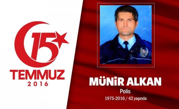 <p>41 yaşındaki polis memuru Münür Alkan, evli ve bir kız babasıydı. Bolu’da görev yapan Alkan, bir süre önce İstanbul Emniyet Müdürü Mustafa Çalışkan’ın koruma polisi olarak atanmıştı. Görevini de son nefesine kadar sürdürdü. 15 Temmuz gecesi Boğaziçi Köprüsü’nde darbecilerin açtığı ateş sonucu İstanbul Emniyet Müdürü Çalışkan’ı korurken şehit düştü. Şehit polis memuru Alkan, baba ocağı Tekirdağ’da son yolculuğuna uğurlandı.</p>