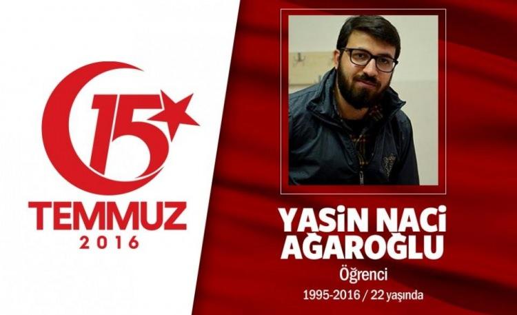 <p>22 yaşındaki Yasin Naci Ağaroğlu, Ankara Hukuk Fakültesi son sınıf öğrencisiydi. Darbe girişimini duyunca, sokağa çıktı. Uçaklara, hava bombardımanına, tanklara, hain saldırıya karşı Meclis’i, Genelkurmay’ı, Türkiye’yi korumaya koştu. Genelkurmay Kavşağı’nda helikopterden açılan ateş sonucu şehit düştü. Öğretmen bir anne ile babanın oğlu şehit Yasin Naci Ağaroğlu için Antalya’nın Korkuteli ilçesi’nde düzenlenen törene yaklaşık 50 bin kişi katıldı. 22 yaşındaki oğullarının Ankara Hukuk Fakültesi’nden mezuniyet diplomasını alan Zehra ve Osman Ağaroğlu çifti, gözyaşlarını tutamadı.</p>