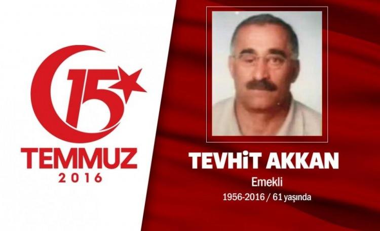 <p>60 yaşındaki Tevhit Akkan, Ankara’da seyyar satıcılık yapıyordu. Erzurum Horasanlı Tevhit Akkan, 15 Temmuz gecesi 3 oğluyla sokağa çıktı. Ankara’da yolun çatışmaların yaşanığı Jandarma Genel Komutanlığı önüne gitti. Baba Tevhit Akkan, oğullarıyla birlikte tankların üzerine yürüdü. Darbecilere, “Aynı vatandandayız, aynı milletteniz” dediler ama kurşunların hedefi oldular. Baba Tevhit Akkan, oğluna isabet edecek kurşunun önüne geçti, şehit oldu. Darbecilerin saldırsında Tevhit Akkan’ın 2 oğlu Nahit ve Ferit ise yaralandı, gazi oldu. Oğulları darbe girişimi sonrası demokrasi nöbetlerine katıldı, “Vatan sağolsun, Babamızdan devraldığımız nöbetteyiz” dediler. </p>