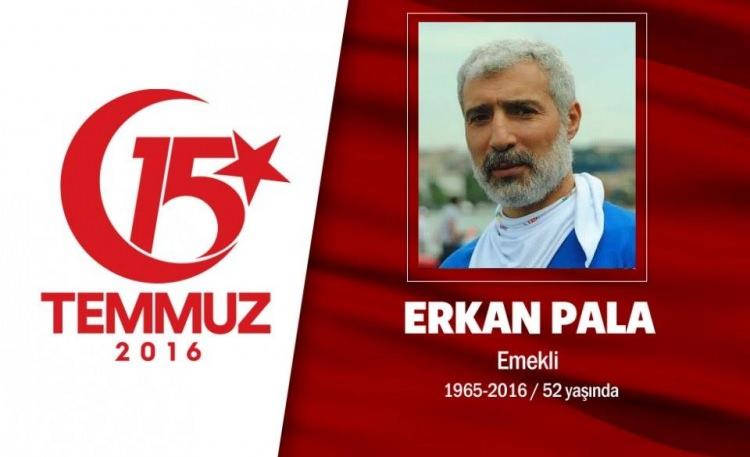<p>1964’te Siirt’te doğan Erkan Pala, Fatih Haydar Vakfı üyesiydi. 15 Temmuz gecesi hain darbecilerin İstanbul Büyükşehir Belediyesi’ni işgal ettiğini duyunca bölgeye gitti. Pala, “Gerektiğinde direnişe geçeriz, korkumuz yok. Tankın önünde de mi duramayacaksınız, taş da mı atamayacaksınız?” mesajları atarak arkadaşlarını mücadeleye çağırdı. Saraçhane’de darbeciler tarafından göğsünden vurularak şehit edildi. Pala’nın cenazesine Cumhurbaşkanı Erdoğan da katıldı. Pala, Fatih Camii’nde düzenlenen törenin ardından son yolculuğuna uğurlandı. </p>
