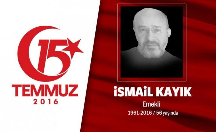 <p>15 Temmuz gecesi FETÖ tarafından gerçekleştirilen darbe girişiminden haberdar olan İsmail Kayık evden çıkarak darbecilere karşı koymak üzere Kağıthane Köprüsüne gitti. 55 yaşındaki Kayık, darbeci hainlerin halka müdahalesi sırasında yaşadığı heyecan ve panik sebebiyle kalp krizi geçirdi. Hastaneye kaldırılan 2 çocuk babası Kayık, 18 gün süren yaşam mücadelesinin ardından hastanede şehit oldu. </p>
<p> </p>