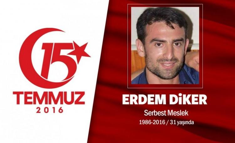 <p>Yaralı polislere yardıma gitti, şehit olduğu haberi geldi. 30 yaşındaki Erdem Diker, evli ve bir çocuk babasıydı. İstanbul’da demir doğrama atölyesinde çalışıyordu. 15 Temmuz gecesi hainlerin darbe girişimine karşı direnişe katıldı. Kuzeni, "Amcaoğlum bana Sabiha Gökçen Havaalanı yakınlarında iki kardeşiyle birlikte olduklarını yaralı polisleri gördüklerinde polislere yardım etmeye çalıştıklarını söyledi. En son görüşmemiz de bu şekilde oldu." dedi. Darbecilerin saldırısında yaralanan Erdem Diker, şehitlik mertebesine ulaştı. Erdem Diker, memleketi Tokat’ın Niksar ilçesinde defnedildi. </p>
<p> </p>