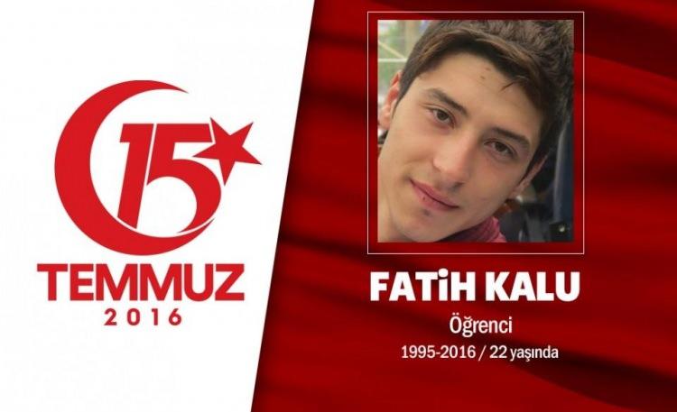 <p>20 yaşındaki Fatih Kalu, 15 gün sonra askere gidecekti, akrabalarını ziyaret için Bolu’dan başkent Ankara’ya gitti. Fatih Kalu, üniforma giymiş hain darbecilerin saldırısında şehit oldu. Fatih Kalu, 15 Temmuz gecesi hain darbecilere karşı Cumhurbaşkanlığı Külliyesi’ni savunmak için Ankara sokaklarındaydı. Darbecilerin ele geçirdiği helikopterden açılan ateş sonucu şehadet şerbetini içti.  Fatih Kalu için Bolu Gerede'de Yeni Cami’nde cenaze töreni düzenlendi. Arkadaşları, Türk bayrağıyla sarılı tabutun yanında Fatih Kalu'nun fotoğrafını tuttu. Şehit Fatih Kalu'nun cenazesi Bolu Gerede Şehir Mezarlığı’na götürülerek son yolculuğuna uğurlandı. </p>

