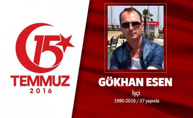 <p>Kardeşini kurtardı ama kendisi şehit oldu. 36 yaşındaki Gökhan Esen, firmalarda teknik personel olarak çalışıyordu. Aslen Kahramanmaraşlı olan Gökhan Esen, 15 Temmuz gecesi arkadaşları ve yakınlarıyla birlikte sokağa çıktı. Çengelköy'deki darbeci terörüne karşı geldi. Çengelköy Polis karakolunun yakınlarına geldiğinde darbeciler tarafından ateş edildi. Yaralı kardeşi Volkan'ı kurtardı, hastaneye gönderdi. Arkadaşlarına, 'Siz gidin kardeşimi kurtarın ben buradakilere yardım edeceğim' dedi. Darbeci hainlerin saldırısında kendisi şehit düştü. Şehit Gökhan Esen, Çengelköy'deki Yıldırım Beyazit Camisi'nde cenaze namazı sonrası Çengelköy mezarlığına defnedildi. </p>
<p> </p>