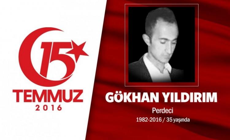 <p>31 yaşındaki Gökhan Yıldırım, perdecilik yapıyordu. Evli ve 10 yaşında bir oğllu vardı. 15 Temmuz gecesi Cumhurbaşkanı Erdoğan'ın yaptığı "direnin" çağrısı sonrası o da sokağa çıktı. Başkent Ankara’da darbecilerin ele geçirdiği helikopterden açılan ateş sonucu şehit düştü. Şehit Gökhan Yıldırım'ın cenaze töreni memleketi Kırşehir'de yapıldı.10 yaşındaki oğlu Saffet Yıldırım da, amcasının yanında şehit babası için saf tutup namaz kıldı. Şehit Gökhan Yıldırım,Kırşehir'in Kaman ilçesine bağlı KargınYenice köyünde son yolculuğuna uğurlandı. </p>
<p> </p>