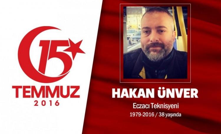 <p>37 yaşındaki Hakan Ünver, eczacı teknisyenliği yapıyordu. Meslektaşı Ayşe Nur Lüy Ünver ile evliydi. 15 Temmuz gecesi Cumhurbaşkanı Erdoğan’ın çağrısı üzerine arkadaşlarıyla birlikte hain darbecilere karşı direnişe katıldı. Ardından Emniyet Müdürlüğü önüne gitti, bölgedeki darbecilere engellemeye çalıştı. Hain darbecilerin ele geçirdikleri savaş uçaklarından açtığı ateş sonucu şehit düştü. Şehit Hakan Ünver’in cenazesi Ankara Demetevler Öz Elif Camii'nde kılınan cenaze namazı sonrası Karşıyaka Mezarlığı'nda defnedildi.</p>

<p> </p>
