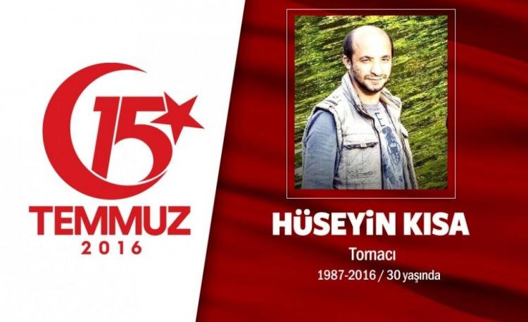 <p>28 yaşındaki Hüseyin Kısa İstanbul’da bir atölyede tornacı olarak çalışıyordu. 15 Temmuz gecesi Cumhurbaşkanı Erdoğan, "sokağa çıkın, direnin" çağrısı sonrası sokağa çıktı. Hain darbecilerin kullandığı tankın altında kalan Hüseyin Kısa şehadet şerbetini içti. Şehitin eşi, “Kızım babasız kaldı, ciğerim yanıyor. Teröre dur desinler artık yeter. Başkaları da yanmasın, evladım yetim kaldı, başkalarının kalmasın. Vatan sağ olsun” dedi. Şehit Hüseyin Kısa, memleketi Tokat Zile’de düzenlenen törenin ardından Yıldıztepe Köyü’nde toprağa verildi. </p>
