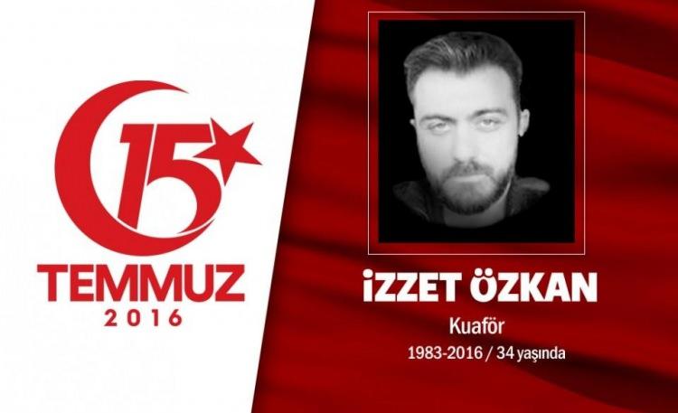 <p>1983 doğumlu izzet Özkan, geçimini kuaförlük yaparak sağlıyordu. Evli ve 3 çocuk babasıydı. 15 Temmuz gecesi Cumhurbaşkanı Erdoğan'ın çağrısıyla sokaklara indi ve direnişe katıldı. AK Parti Genel Merkezi ve Cumhurbaşkanlığı Külliyesi'nin önünde darbeciler tarafından şehit edildi. Yakınları onun için yaptığı video klipte, “Omuzlarında melekler var” diyorlardı. Şehit İzzet Özkan, Ankara'da düzenlenen törenle son yolculuğuna uğurlandı. </p>
<p> </p>