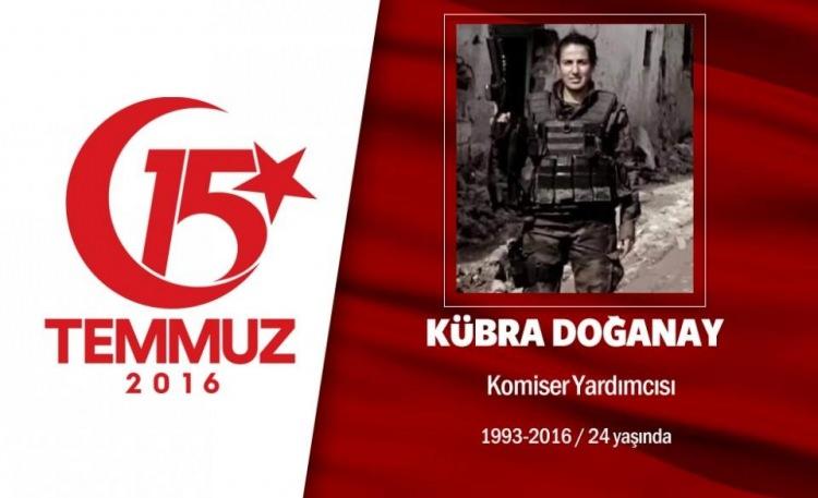 <p>23 yaşındaki Kübra Doğanay, özel harekat polisiydi. Gazi Üniversitesi Güzel Sanatlar Eğitimi Resim-İş Öğretmenliği bölümünde eğitim görmüş, arkadaşları Cennet Yiğit ve Gülşah Güler'le birlikte polis olmaya karar vermişlerdi. Komiser yardımcısı Doğanay, aynı arkadaşları gibi 8 aydır polisti, Diyarbakır Sur'daki operasyonlara katıldı, geri döndü. 15 Temmuz gecesi üç arkadaş, görev başı emriyle birlikte, Ankara'daki Gölbaşı Özel Harekat Daire Başkanlığı'na gitti. Kübra Doğanay da aynı arkadaşları Cennet Yiğit ve Gülşah Güler gibi, hain darbecilerin gasp ettiği savaş uçaklarıyla yaptığı saldırıda şehit düştü.Şehit Kübra Doğanay, memleketi Kayseri'nin Yeşilhisar ilçesinde son yolculuğuna uğurlandı. Şehidin adı, ilçesinde yapılacak olan Fen Lisesi'nde yaşayacak. </p>