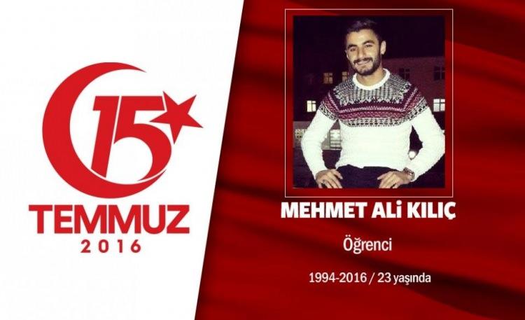 <p>Astsubay olmayı düşünüyordu, şehit oldu. 22 yaşındaki Mehmet Ali Kılıç, inşaat bölümünden yeni mezun olmuştu.Kılıç, “Rabbim kazanmayı nasip et bana” diyerek Hava Kuvvetleri komutanlığı Muvazzaf Sözleşmeli Astsubay sınavına girmeye hak kazandığını gösteren belgeyi sosyal medya sitesinde paylaşmıştı. 15 Temmuz gecesi hain darbecilere yönelik direnişe katıldı. Arkadaşlarıyla birlikte Boğaziçi Köprüsü'ne gitti. Saat 04.00 sıralarında hain darbecilerin tank ateşi sonrası yaralandı. Hastaneye kaldırıldı ama bir gün sonra şehadet şerbetini içti. Mehmet Ali Kılıç'ın cenazesi Ayazağa mezarlığında son yolculuğuna uğurlandı. </p>
<p> </p>