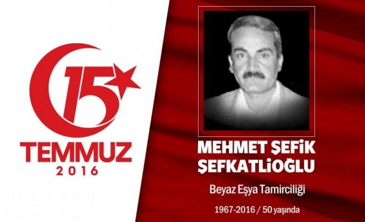 <p>49 yaşındaki Mehmet Şefik Şefkatlioğlu, İstanbul’da beyaz eşya servisinde çalışıyordu. Eşiyle sokağa, “Allah için şehit olursak, oluruz” diyerek sokağa çıktılar. 15 Temmuz gecesi Atışalanı Yanyol mevkiinde otobanda aracının içinde seyir halindeyken, hainlerin kullandığı tank aracın üzerinden geçti. Hain saldırıda Mehmet Şefik Şefkatlioğlu şehit oldu, eşi Gazi Vahide Şefkatlioğlu yaralandı. Aslen Şanlıurfalı olan Şehit Mehmet Şefik Şefkatlioğlu’nun cenazesi, Esenler Sondurak Camii’nden son yolculuğuna uğurlandı.Şehit Mehmet Şefik Şefkatlioğlu, ardında en küçüğü 10 yaşında 3 yetim bıraktı. </p>
<p> </p>