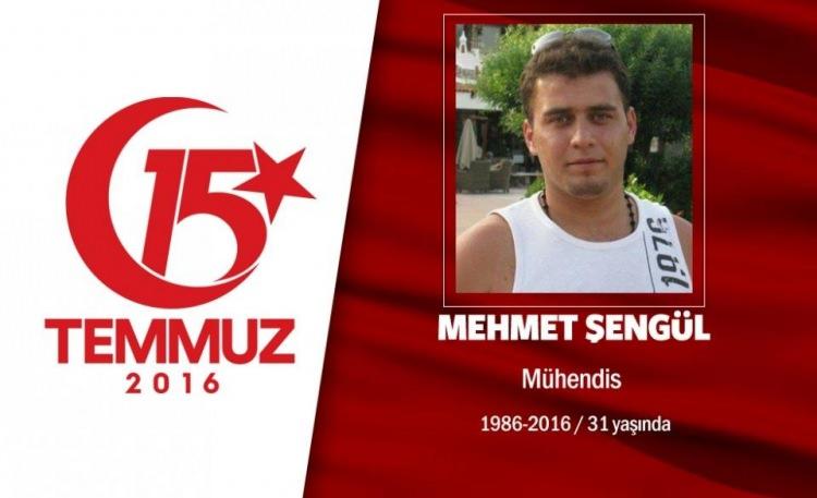 <p>30 yaşındaki Mehmet Şengül, Makine Mühendisiydi. Başkent Ankara’da yaşıyordu. 15 Temmuz gecesi Cumhurbaşkanı Erdoğan’ın, “Sokağa çıkın, hainlere karşı direnin” çağrısı sonrası Ankara sokaklarına indi. O saatlerde hain darbecilerin işgali altındaki Genelkurmay Başkanlığı önüne kadar geldi, direnişe katıldı. Darbecilerin, gasp ettikleri savaş uçakları, helikopter, tank ve otomatik silahlarla yaptıkları saldırıda şehit oldu. Şehit Mehmet Şengül, Ankara Kocatepe Camii’nde düzenlenen cenaze töreni sonrası Karşıyaka mezarlığında son yolculuğuna uğurlandı. </p>
<p> </p>