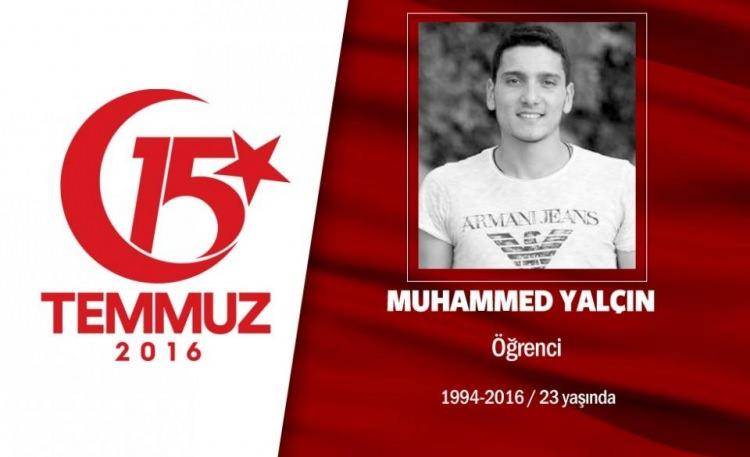 <p>22 yaşındaki Muhammet Yalçın, Ankara Gazi Üniversitesi Beden Eğitimi ve Spor Yüksek Okulu’nda öğrenciydi. 15 Temmuz gecesi Cumhurbaşkanı Erdoğan’ın çağrısı üzerine sokağa çıkarak direnişe katıldı. Cumhurbaşkanlığı Külliyesi çevresindeki hain darbecilere engel olmaya çalıştı. Şehidin babası emekli uzman çavuş Selehattin Yalçın, “Oğlum ile cep telefonu ile konuşuyordum. Bir anda telefonun sesi kesildi” dedi. İşte tam o anda, Cumhurbaşkanlığı Külliyesi yakınlarına darbeci hainlerin ele geçirdiği savaş uçağından atılan bomba nedeniyle şehit düştü. Şehit Muhammet Yalçın’ın cenazesi, memleketi Karaman’ın Kazım Karabekir İlçesi’nde son yolculuğuna uğurlandı.  </p>

<p> </p>
