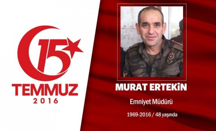 <p>47 yaşındaki Münir Murat Ertekin, özel harekat polisiydi. Evli ve iki çocuk babasıydı. 4. sınıf emniyet müdürü olan Münir Murat Ertekin, başkent Ankara'da Gölbaşı Özel Harekat Daire Başkanlığı'nda görevliydi. 15 Temmuz gecesi darbeci hainlerin gasp ettikleri savaş uçaklarıyla Gölbaşı Özel Harekat Daire Başkanlığı'na düzenlediği ilk saldırıda şehit oldu. Şehidin babası 80 yaşındaki Hami Ertekin, şehidin eşi 44 yaşındaki Şerife ile kızı 20 yaşındaki Rumeysa ve 13 yaşındaki oğlu Furkan tabutun başında bekledi, şehidi gözyaşlarıyla uğurladı. Şehit polis Münir Murat Ertekin memleketi Sivas’ta Yukarı Tekke Mezarlığı içerisinde yer alan Polis Şehitliği'nde defnedildi. </p>
<p> </p>