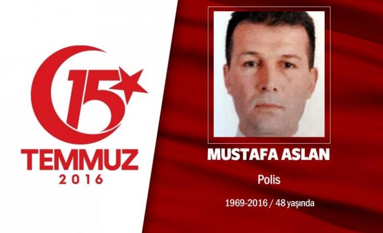 <p>47 yaşındaki Mustafa Aslan, Özel Harekât Polisi’ydi. Evli ve 3 erkek çocuk babasıydı. Darbeci hainler, onu şanlı Mehmetçiğin üniformasını giyerek vurdu. Özel Harekât Polisi olan Mustafa Arslan, Ankara’da görev yeri olan Gölbaşı Özel Harekât Merkezi’ne darbe girişimcisi darbeciler tarafından yapılan hain saldırı sonucu şehit düştü. 1969 doğumlu ve evli olan Mustafa Arslan memleketi Yozgat’ta son yolculuğuna uğurlandı. Cenazesinde 3 yaşındaki oğlu Burak, babasının meslektaşlarının kucağında cenaze törenini izledi. </p>
<p> </p>