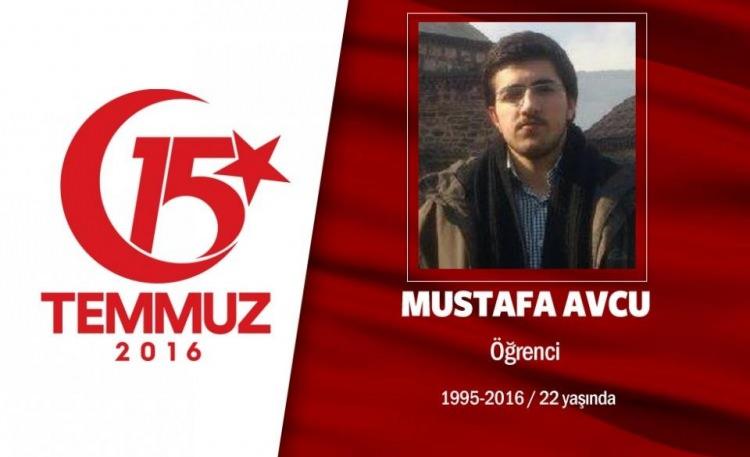 <p>1994 doğumlu Mustafa Avcu Gazi Üniversitesi İnşaat Mühendisliği’nde öğrenciydi. 15 Temmuz gecesi, arkadaşlarıyla birlikte çıktı sokağa... Ankara’daki Genelkurmay Başkanlığı’nın önüne gitti. Darbeci hainlerin açtığı ateş sonucu şehadet şerbetini içti.  Mustafa Avcu'nun babası Güneydoğu Gazisi Ayhan Avcu, "Ülkem adına gururluyum, o gece yaşananları 100 yıl sonra bu millet daha iyi anlayacak. Oğlum cihat meydanını boş bırakmayan bir mücahitti" dedi. Oğlunun dileğini dile getirdi, "bir olun, parçalanmayın" diye konuştu. Genç Mustafa Avcu, memleketi Çorum’da son yolcuğuna uğurlandı.  </p>

<p> </p>

