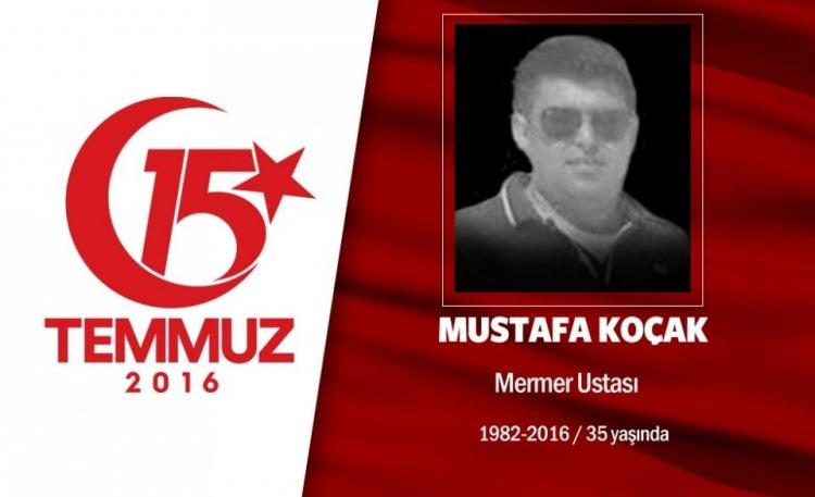 <p>34 yaşındaki Mustafa Koçak, yurt dışında özel bir şirkette mermer işçisi olarak çalışıyordu. Evli ve iki çocuk babasıydı. İzin dönemlerinde Ankara Sincan'daki ailesinin yanında kalıyordu. 15 Temmuz gecesi Cumhurbaşkanı Erdoğan'ın çağrısıyla sokağa çıktı. Cumhurbaşkanlığı Külliyesi'ni korumaya gitti, sabahın ilk  ışıklarına kadar mücadele etti. Hain darbecilerin gasp ettiği savaş uçaklarıyla Cumhurbaşkanlığı Külliyesi yakınlarına düzenlediği saldırıda şehit düştü. Şehit Mustafa Koçak'ın cenazesi memleketi Yozgat’ın Çayıralan ilçesi Gülyayla köyünde dualarla ve tekbirlerle defnedildi.  </p>

<p> </p>
