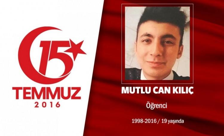 <p>17 yaşındaki Mutlu Can Kılıç, Ankara’nın Bala İlçesi’nde garsonluk yapıyordu. 15 Temmuz gecesi Cumhurbaşkanlığı Külliyesi’ni hain darbecilerden korumak için mücadele etti. Cumhurbaşkanlığı yakınlarında darbecilerin ele geçirdiği savaş uçağından atılan bomba  nedeniyle şehit düştü. Şehidin annesi cenaze töreninde “Ağlamayacağım, Umut Can’ım vatana şehit düştü” diyerek feryat etti.  17 yaşında şehit düşen Mutlu Can Kılıç, Ankara’nın Bala İlçesi’nde toprağa verildi. Mutlucan’ın adı Kırklareli’nde bir okulda yaşatılacak. </p>

<p> </p>
