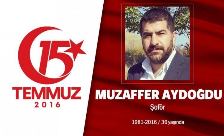 <p>36 yaşındaki Muzaffer Aydoğdu, başkent Ankara’da şoförlük yapıyordu.  15 Temmuz gecesi, evden çıkmadan önce annesinden helallik istedi ve yola koyuldu. Muzaffer Aydoğdu, Genelkurmay kavşağında tankların geçişine engel olmak isterken tank üzerindeki darbecinin ateş açması sonucu şehit oldu. Şehidin annesi, ‘’Oğlum o gün sokağa çıkmasa, biz bugün böyle rahat oturamazdık evlerimizde’’ diyor. Şehit Muzaffer Aydoğdu, Ankara’nın Bala ilçesinde bulunan Akvirançarsak mezarlığına defnedildi.   </p>

<p> </p>
