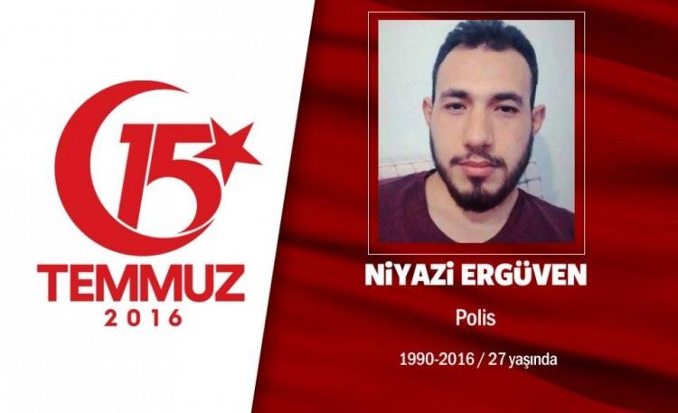<p>Diyarbakır Sur'da gazi olmuştu, Ankara'da şehit düştü. 26 yaşındaki Niyazi Ergüven, bekardı. Diyarbakır'ın Sur İlçesi'ndeki çatışma sonrası bacağından yaralanmış, Ramazan Bayramı'ndan sonra taburcu olmuştu. Ankara'daki görevi başına dönen Niyazi Ergüven, 15 Temmuz gecesi Gölbaşı'ndaki Özel Harekat Daire Başkanlığı'ndaydı. Ablasıyla konuşurken telefondaki son sözü, 'Vatanımı size bırakmayacağım şerefsiz hainler' oldu. Hain darbecilerin gasp ettiği savaş uçaklarıyla yapılan saldırıda şehit düştü. Şehit Niyazi Ergüven için memleketi Kahramanmaraş'ın Türkoğlu İlçesi'nde cenaze töreni düzenlendi. </p>