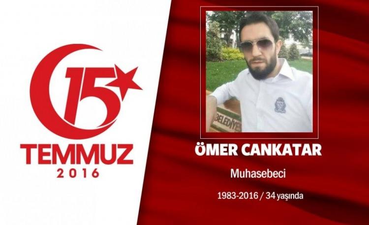 <p>33 yaşındaki Ömer Cankatar, üniversiteyi bitirmiş, stajyer mali müşavir olarak çalışıyordu. Sosyal medya hesabına, "Bazen sadece gitmek gerekir" yazmıştı. 15 Temmuz gecesi Cumhurbaşkanı Erdoğan'ın "meydanlara inin" çağrısı sonrası sokaklara çıktı. O sıralarda darbeci işgali altındaki Saraçhane'deki İstanbul Büyükşehir Belediyesi binasının önüne gitti. Darbecileri engellemeye çalışırken hainlerin açtığı ateş sonucu şehit düştü. Yeğenleriyle ilgilenmeyi çok severdi. Şehit Ömer Cankatar, Cumhurbaşkanı Erdoğan'ın katıldığı törenle Fatih Camii'nden diğer kahramanlarla birlikte son yolculuğuna uğurlandı.</p>
