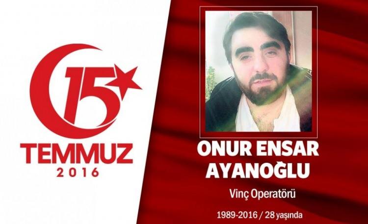 <p>İki kardeş çıktılar direniş yoluna, biri şehit düştü, diğeri gazi oldu. 27 yaşındaki Onur Ensar Ayanoğlu, öz kardeşi Oğuz Ayanoğlu ile birlikte direndi. 15 Temmuz gecesi karşı Boğaziçi Köprüsü’ne gittiler. Darbe hainlerin ateşinde mermiler iki kardeşe de isabet etti. Onur Ensar Ayanoğlu, kardeşi Oğuz Ayanoğlu yaralı olarak kurtuldu. Onur Ensar Ayanoğlu’nu ailesi ve sevenleri, Üsküdar Çengelköy mezarlığında son yolculuğuna uğurladı.  Şehit Onur Ersan Ayanoğlu’nun babası, "Ben gururluyum. Bir oğlumu şehit verdim. Öbür oğlum Allah’n izniyle düzeldi. İki tane daha evladım var. Ben de başlarında babası olarak eğer bir daha da böyle bir müdahale vermek gerekiyorsa ben hazırım." diyor.  </p>

<p> </p>
