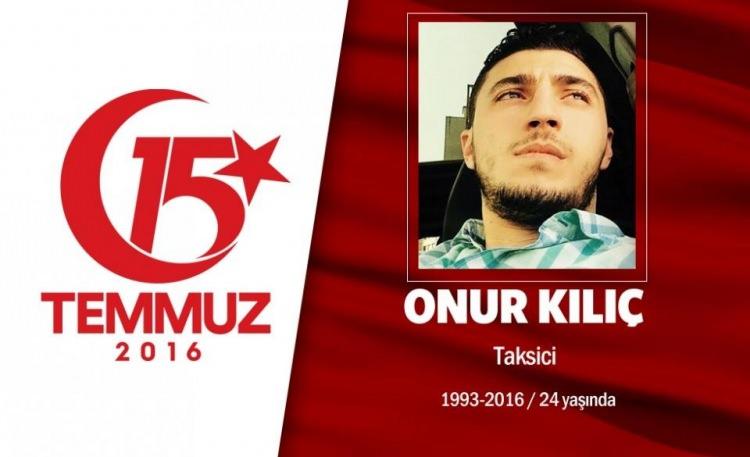 <p>15 Temmuz akşamı FETÖ’nün hainlerine direnmek için, amcası, kuzeni ve arkadaşıyla birlikte meydanlara koşan gençlerden biriydi Onur Kılıç. Boğaziçi Köprüsü'nde vatanını savunurken kalbine giren kurşunla 23 yaşında şehit düşen Kılıç, Türkmen Dağı’nda yaşanan çatışmaları gördükçe kahroluyor, mücadele etmek için o topraklara gitmek istediğini söylüyordu. Rizeli Şehit Onur Kılıç, henüz 23 yaşındaydı. Taksicilik ve araba alım-satım işiyle uğraşan Kılıç, Cumhurbaşkanı Recep Tayyip Erdoğan’a büyük bir hayranlık besliyordu. Amcası Kenan Kılıç, Onur’un sabahtan akşama kadar internet, televizyon ve sosyal medyadan Cumhurbaşkanı’nı takip ettiğini ve çok ayrı bir sevgi beslediğini söyledi. Darbe girişimi gecesi 15 Temmuz Şehitler Köprüsü’ne gitmek üzere olan amcası ve arkadaşlarıyla yola çıkan ve sonrasında gruptan ayrılan Onur Kılıç, sabaha karşı amcasıyla bir kez konuşabildi. Kılıç, saat 03.30’da şehit düştü. </p>
