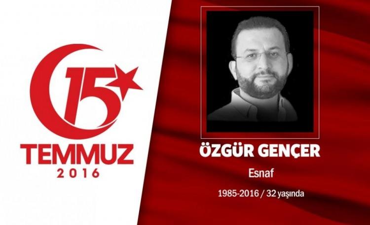 <p>31 yaşındaki Özgür Gençer, Ankara'da esnaflık yapıyordu. Evli ve iki çocuk babasıydı. 15 Temmuz gecesi Cumhurbaşkanı Erdoğan'ın "alanlara inin, darbecilere direnin" çağrısı sonrası sokağa çıktı. Darbe girişimi gecesi Cumhurbaşkanı Külliyesi'ne gitti, oradaki gençlere şehadetinden birkaç saat önce, “Milletin evini yedirmeyiz.” demişti. Sabah namazını kılmak için evine giden Özgür Gençer, namazdan sonra evde duramayarak tekrar Cumhurbaşkanlığı Külliyesi'ne gittiğinde hain darbecilerin saldırısı sonucu şehit düştü. Şehit Özgür Gençer,  Ankara Karşıyaka mezarlığındaki şehitliğe defnedildi.  </p>

