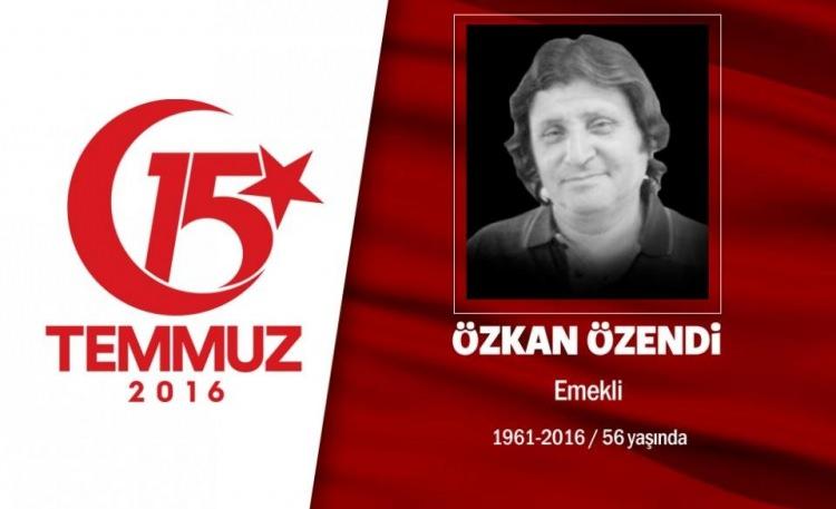 <p>1961 doğumlu Özkan Özendi, kamudan emekliydi. Özkan Özendi, evli ve 6 çocuk babasıydı. Sadece 3 ay önce ilk torununu kucağına aldı. 15 Temmuz gecesi hain darbecilerin şehit ettiği ilk sivillerden biri oldu. Genelkurmay Başkanlığı önündeki darbecilerin açtığı ateş sonrası şehadet şerbetini içti. şehit olduğunda elinde Türk bayrağı vardı.Şehit Özkan Özendi, Ankara'nın Yenimahalle ilçesi Karşıyaka Mezarlığında son yolculuğuna uğurlandı. </p>
