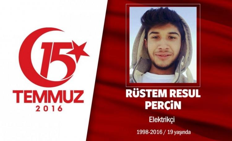 <p>1998 doğumlu Rüstem Resul Perçin, Ankara'da ailesiyle birlikte yaşıyordu. 15 Temmuz gecesi Cumhurbaşkanı Erdoğan'ın çağrısıyla direniş için sokağa çıktı. Jandarma Genel Komutanlığı ile Cumhurbaşkanlığı Külliyesi çevresine gitti. Cumhurbaşkanı Başdanışmanı Yalçın Topçu, onun için, "Eşkiyalar, Cumhurbaşkanlığı Külliyesi’ne girmeye çalıştığında milletimiz kendini siper etti ve buna engel oldu" diye konuştu. 17 yaşındaki Rüstem Resul Perçin, darbeciler tarafından açılan ateşle şehit oldu. Şehidin babası, "6 çocuğum var. Bütün çocuklarım vatan için feda olsun. Söz konusu vatansa gerisi teferruattır’’ dedi. Rüstem Resul Perçin, 9 vatan kahramanıyla birlikte Ankara Kocatepe Camii'nde düzenlenen törenle son yolculuğuna uğurlandı.</p>
<p> </p>