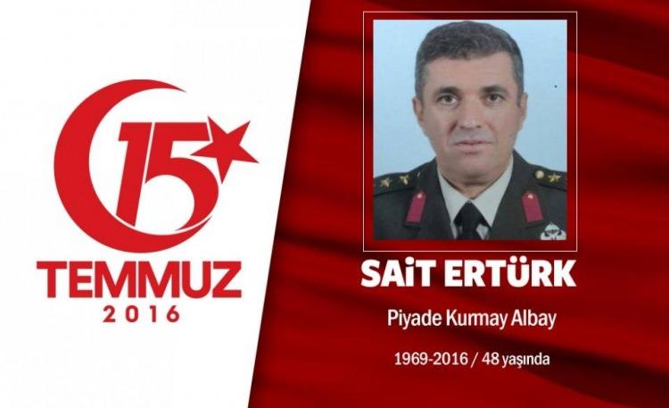 <p>İstanbul'da darbe girişiminin engellenmesinde kritik bir rol oynadı, kahramanca mücadele etti, hain darbecilerin şehit ettiği en üst düzey asker oldu. 47 yaşındaki Piyade Kurmay Albay Sait Ertürk, Topkule 66'ncı Zırhlı Tugayı'nda görev yapıyordu. 15 Temmuz gecesi, arkadaşı Piyade Albay Davut Ala ve polislerle tugaya gitti. İki tim, tankların, silahların ve askerlerin dışarı çıkmasını engelleyerek, tugay içindeki hareketlenmeyi durdurdu. Piyade Kurmay Albay Sait Ertürk darbeci hainlere, "Yaptığımız vatan hainliğidir. Teslim olun" deyince şehit edildi. Yanındaki Albay Davut Ala da, hain saldırıdan 7 kurşun yarasıyla kurtuldu. Kahraman Türk subayı Sait Ertürk, ardından 8 ve 18 yaşlarında iki kız çocuğu ve eşini bıraktı. Piyade Kurmay Albay Sait Ertürk'ün cenazesi, Ankara'da Cebeci Şehitliği'nde defnedildi. </p>