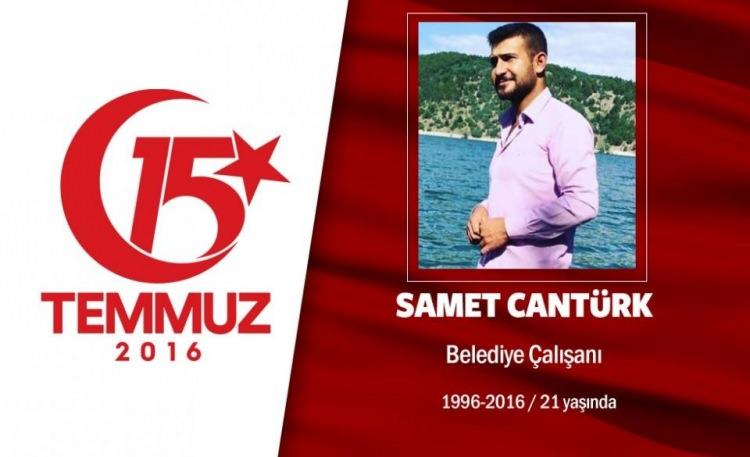 <p>Annesini 3, babasını ise 13 yaşında kaybeden 20 yaşındaki Samet Cantürk, Kazan Belediyesi'nde çalışıyordu. 15 Temmuz gecesi kendisiyle gelmek isteyen kardeşi Kazım'a, "Sen nenemle kal. Ona göz kulak ol" diyerek vatanı kurtarmaya gitti ve vücuduna isabet eden hain kurşunla şehit düştü. Samet'e yıllarca hem annelik hem de babalık eden babaannesi, "Evde onun kazandığı parayla geçinirdik. Cenab-ı Allah böyle yazmış. Vatan uğruna gitti yavrum"dedi. Kazan kahramanlarından Samet Cantürk, Soğulcak Köyü'nde yıllar önce kaybettiği annesi ve babasının yanına defnedildi. Kardeşi Kazım ise, ağabeyinin mezarına Türk bayrağı dikerek dua etti. </p>
<p> </p>