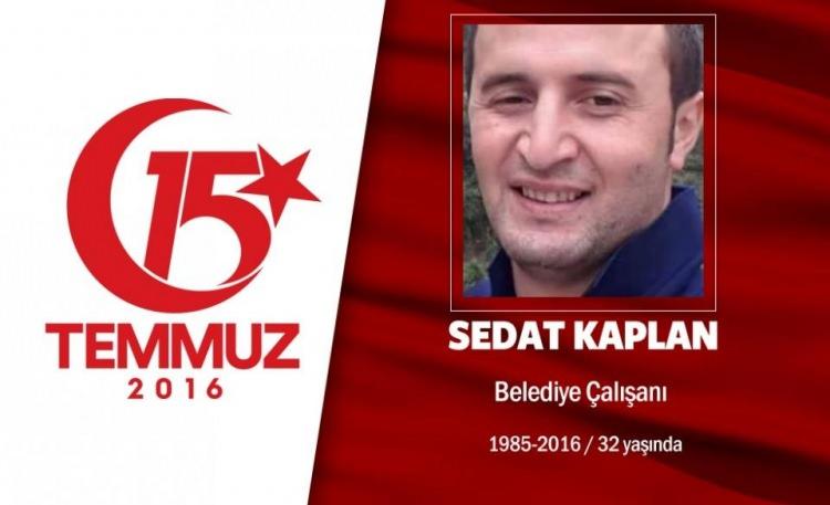 <p>Kanser tedavisi için geldi şehit düştü. 31 yaşındaki Sedat Kaplan aslında Trabzon'da yaşıyordu. 15 Temmuz’dan birkaç gün önce Trabzon’dan Ankara’ya kanser tedavisi için gelmişti. Sedat Kaplan darbe teşebbüsü sırasında AK Parti Ankara İl binası önünde darbeciler tarafından açılan ateş sonucu şehit oldu. Şehidin adının Trabzon'un Yomra ilçesindeki bir caddeye verilmesi kararı alındı. Baba Kaplan, oğlunun o gece otelinden adeta kaçarak AK Parti İl Başkanlığı önüne gittiğini öğrendiklerini belirterek “Kaldığı oteldeki güvenlik çıkarmamış. O otelden kaçmış gitmiş” dedi. Kaplan, Trabzon'un Yomra ilçesinde son yolculuğuna uğurlandı. </p>
<p> </p>