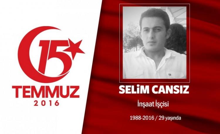 <p>28 yaşındaki Selim Cansız, Ankara'da inşaat işçiliği yapıyordu. Aslen Gümüşhaneli olan Selim Cansız evli ve bir çocuk sahibiydi. Cumhurbaşkanı Erdoğan'ın çağrısı üzerine önce abdest aldı, sonra eşi ve kızıyla helalleşti. Ardından eniştesiyle birlikte başkent Ankara sokaklarındaki direnişee katıldı. Selim Cansız, Genelkurmay Başkanlığı ile Gazi Meclis arasındaki kavşakta darbecilerin ele geçirdiği helikopterden atılan bomba sonucu şehit düştü. Saldırıda eniştesi de yaralandı. Şehidin babası, "Görev bize düşerse biz de memleketimiz için canımızı seve seve vermeye hazırız" diyor. Şehit Selim Cansız, Ankara Karşıyaka Mezarlığı’nda son yolculuğuna uğurlandı.Şehidin adı, Kütahya Şehit Selim Cansız Anadolu İmam Hatip Lisesi'nde yaşayacak. </p>
<p></p>