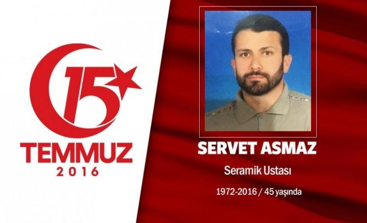 <p>Servet Asmaz Seramik Usta 15 Temmuz hain darbe girişimi gecesi Boğaziçi Köprüsü’nde şehitlik makamına kavuşanlardan biri de 3 çocuk babası Servet Asmaz’dı. 15 Temmuz gecesi yaşanan darbe kalkışmasından haberdar olan Şehit Servet Asmaz, kardeşi Selahattin Asmaz’ı arayarak ne yapılması gerektiğini konuştu. Cumhurbaşkanı Erdoğan’ın çağrısı ile sokağa çıkma kararı alan Asmaz, kardeşi ile görüştükten sonra Boğaziçi Köprüsü’ne gitti. Ve gittikten sadece yarım saat sonra vuruldu. Okmeydanı hastanesine götürülen Asmaz, sabah 06.00’da şehit oldu. 44 yaşındaki seramik ustası Gümüşhaneli Servet Asmaz, 17 Temmuz günü düzenlenen cenaze töreninin ardından Edirnekapı Şehitliği'nde toprağa verildi. 3 çocuk babası Asmaz’ın ailesi, “Şehit olduğu için gururluyuz, biz zaten ne için yaşıyoruz ki inşallah biz de şehit oluruz. Servet hepimizin ahlaklısıydı kimsenin hakkına gitmez herkes onu severdi” dedi.</p>