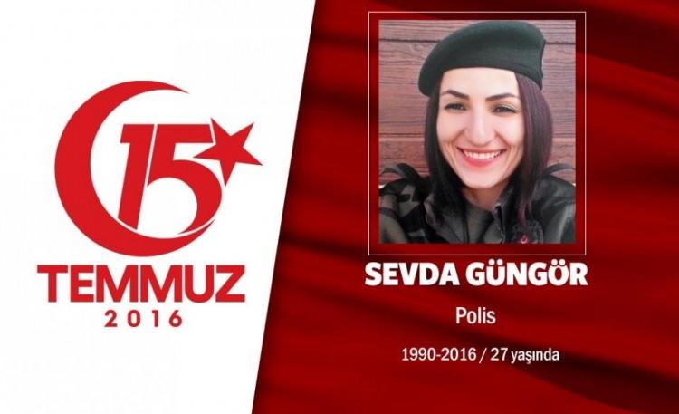 <p>Üniversitede maliye okuduktan sonra polis olmaya karar veren Sevda Güngör, ilk görevini Mersin’de tamamladı. Ardından Özel Harekat Polisi olarak Ankara’ya yerleşti. 15 Temmuz darbe girişimini haber alır almaz görev yerine giden Güngör, cuntacı hainler tarafından Gölbaşı Özel Harekat Daire Başkanlığı’na düzenlenen saldırıda şehit oldu. 16 Temmuz Cumartesi sabahı Sevda Güngör’ün şehadet haberi ailesine ulaştırıldı. Cenazesi memleketi Adana’da toprağa verildi. Henüz 26 yaşında olan Güngör, ailesine evlenmeye karar verdiğini söylemişti. Ancak bu hayaline kavuşamadan şehit oldu.</p>
