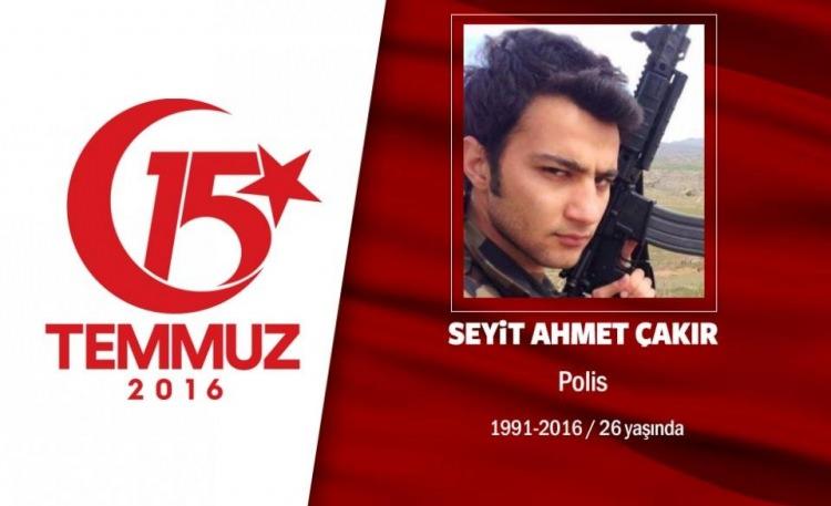 <p>Hain darbede şehit düştü, yeni doğan kızını göremeden, evlilik yıldönümünde son yolculuğuna uğurlandı. 26 yaşındaki Seyit Ahmet Çakır, özel harekat polisiydi. Evli ve henüz 10 günlük bir çocuğu vardı. 15 Temmuz gecesi hain darbecilerin gasp ettikleri savaş uçaklarıyla Gölbaşı Özel Harekat Daire Başkanlığı'na düzenlediği saldırıda yaralandı, kaldırıldığı hastanede şehadet şerbetini içti.Şehidin annesi, "O gece şehit olacağını hissettim ve hemen eve Türk bayrağını astım" dedi.Şehidin eşi, cenazeye henüz 10 günlük olan ve hastanede küvezde tutulan kızı Eylül’ün elinde tutuğu küçücük şapkasıyla tabuta sarılarak gözyaşı döktü. Özel Harekat Polisi Şehit Seyit Ahmet Çakır, evlilik yıldönümü olan 18 Temmuz'da memleketi Gaziantep'in Nizip ilçesinde son yolculuğuna uğurlandı. </p>