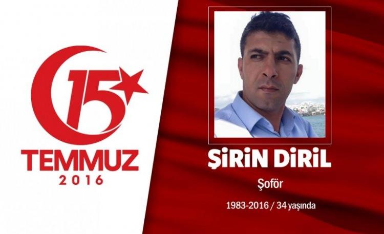 <p>33 yaşındaki Şirin Diril, şoförlük yapıyordu. Evlilik planları vardı. 15 Temmuz gecesi eniştesini aradı, "Kısıklı'ya gideceğim. Ablama bir şey söyleme. Vatan elden gidiyor ben de gidiyorum" diyerek yola düştü. İstanbul Acıbadem'deki Türk Telekom binasının hainler tarafından sarıldığını fark etti. Hemen tankların önüne yeni aldığı aracını çekerek yolu kapattı. Böylece özel harekatçıların hainlerin hedefi olmasını engelledi. Tanktan aracını çekmesi için anons yapıldı ancak Diril, aracını çekmeyip kendisini içine kilitledi. Vatan hainlerinin ateş açmasıyla şehadete ulaştı. 7 özel harekatçı için canını feda etti. Şehit Şirin Diril, Gaziantep Sakçagözü'nde son yolculuğuna uğurlandı. </p>