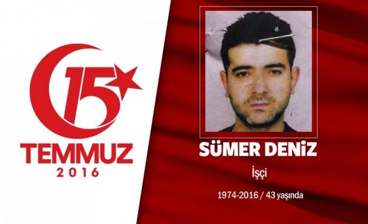<p>42 yaşındaki Sümer Deniz, esnaflık yapıyordu. Evli ve 2 çocuk babasıydı. 15 Temmuz gecesi hain girişime engel olmak için Cumhurbaşkanlığı Külliyesi'ne koştu. Cumhurbaşkanlığı Külliyesi'ni koruyan gruba darbecilerin açtığı ateş sonucu şehit düştü. Sümer Deniz'in eşi "En güzel yerinden vuruldu. O kadar kalbi güzeldi ki zaten, kalbinden vuruldu." diyerek duygularını dile getirdi. Sümer Deniz, 8 sivil şehitle birlikte Ankara Karşıyaka Mezarlığı'na defnedildi. </p>
