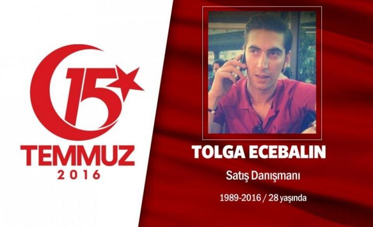 <p>27 yaşında Tolga Ecebalın İstanbul Fatih'te tezgahtarlık yapıyordu. 15 Temmuz gecesi darbe girişimine karşı sokağa çıktı. İstanbul Şehzadabaşı'nda darbecilerin açtığı ateşte şehit oldu. Nişanlı olan Tolga Ecebalın, iki ay sonra düğünü vardı. Şehidin babası, "Bir torunum var. Onu da yetiştiriyorum. O da vatanıma feda olsun" dedi. İstanbul Edirnekapı Şehitliği'nin önünde kilometrelerce araçlık trafik oldu. Tolga Ecebalın, son yolculuğuna tekbirlerle uğurlandı. </p>